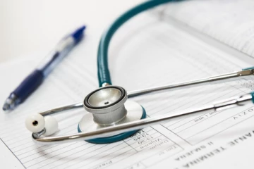 தகாத முறையில் நடந்த மருத்துவருக்கு நேர்ந்த நிலை