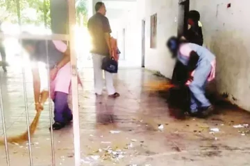 கழிவறையை சுத்தம் செய்த அரசு பள்ளி மாணவர்கள் - அதிர்ச்சி சம்பவம்