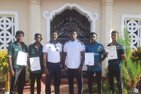 வடமாகாண பாடசாலைகளுக்கு இடையிலான குத்துச் சண்டைப் போட்டியில் சென்.பற்றிக்ஸ் சாதனை | Jaffna Student Wins Boxing Match