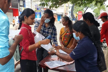 தேர்தல் கால வாக்குறுதிகளை நிறைவேற்ற கோரி யாழில் கை எழுத்து போராட்டம்