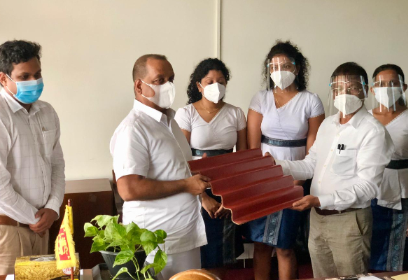 පරිසර හිතකාමී ආරක්ෂීත හිස් ආවරණයක් Safety Helmet.....(PHOTO) | Srilanka Political