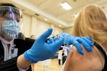 கனடாவில் பரபரப்பு! கொரோனா தடுப்பூசி போட்டுக்கொண்ட பெண் மரணம்