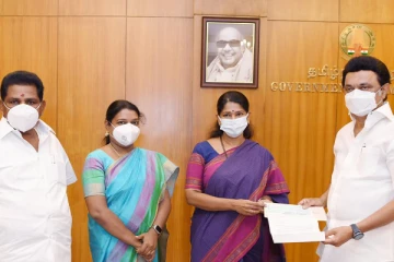 கொரோனா நிவாரண பணிகளுக்கு நிதியை வழங்கிய கனிமொழி!