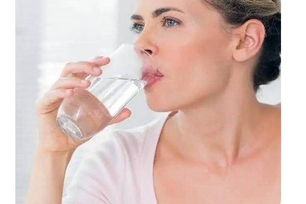 காலை எழுந்தவுடன் வெறும் வயிற்றில் வெந்நீர் குடிப்பதால் என்ன நடக்கும் தெரியுமா? | Drinking Hot Water In Morning In Tamil
