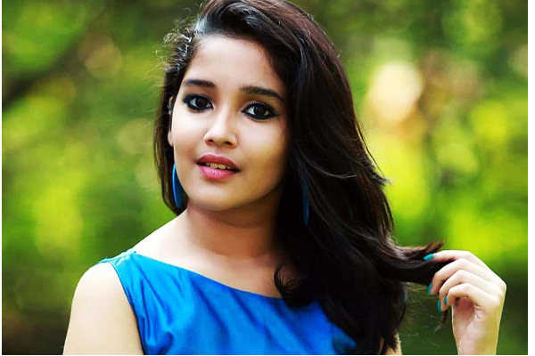 17 வயதில் கதாநாயகியாக அறிமுகமாகும் நடிகர் அஜித்தின் ரீல் மகள்! | Anikha To Introduced To Be Actress