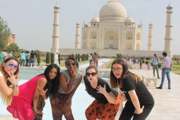 சுற்றுலாப் பயணிகள்  இந்தியாவிற்குள் நுழைய அனுமதி!