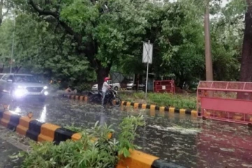 டெல்லியில் கொட்டித் தீர்த்த ஆலங்கட்டி மழை... திண்டாடிய மக்கள்.. ஒருவர் பலி