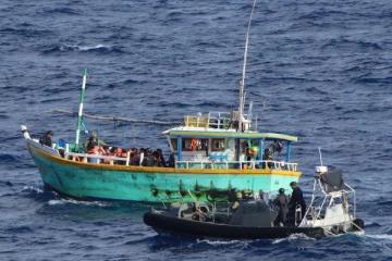 சட்டவிரோதமான முறையில் கடல் வழியாக வெளிநாட்டுக்கு செல்ல முயன்ற 12 பேர் கைது