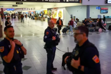 அமெரிக்காவில் நுழைந்த ட்ரோன்களால் பரபரப்பு ; திடீரென மூடப்பட்ட முக்கிய விமான நிலையம்