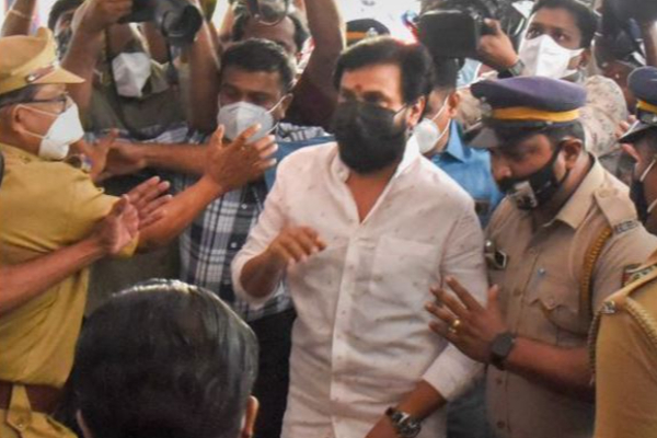 தீவிரமாகும் நடிகை பாலியல் வழக்கு; அதிகாரிகளை பழி வாங்க சதித்திட்டம் : விசாரணைக்கு ஆஜரான திலீப் - தமிழ்நாடு