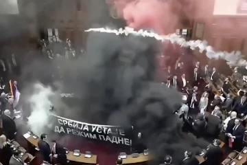 செர்பிய நாடாளுமன்றத்தில் புகை குண்டு வெடிப்பு: ஊழல் எதிர்ப்பு போராட்டத்தால் வெடித்த வன்முறை!