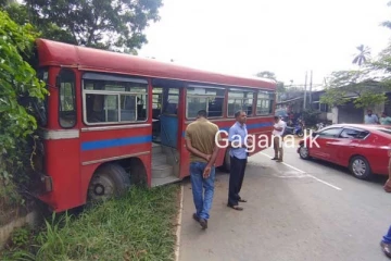 අදත් බිහිසුණු බස් රථ අනතුරක්..ධාවනය වෙමින් තිබූ බස් රථයකට එකවරම සිදු වූ දේ.(PHOTOS)