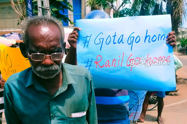 போராட்டகளமாக மாறிய இலங்கை: அரசாங்கத்திற்கு எதிராக வீதிக்கு இறங்கிய மக்கள் (Photos) | Protest In Tricomalee