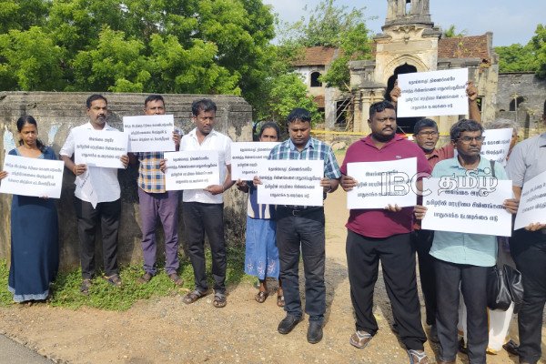 யாழ். மந்திரிமனைக்கு முன்பாக வெடித்த போராட்டம் | Protest Front Sangiliyan Ministers House In Jaffna