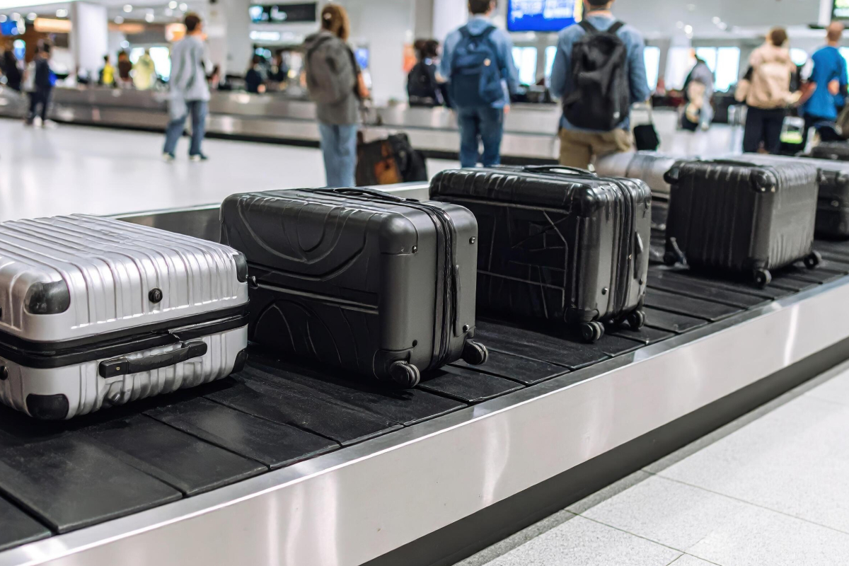 சட்டவிரோத இந்திய மருந்துகள் ; விமான நிலையத்தில் பெண் உட்பட நால்வர் கைது | Illegal Indian Medicines Four Arrested At Airport