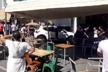 நான்கு மாத குழந்தை உட்பட 8 பேர்... உணவகத்திற்குள் காரை மோதிய சுற்றுலாப் பயணி