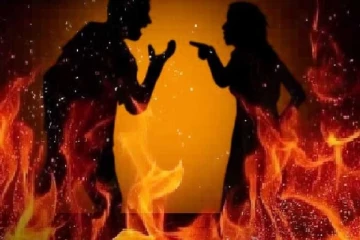 உறங்கிக் கொண்டிருந்த கணவனுக்கு தீவைத்த மனைவி - கால்கள் எரிந்து கருகின