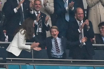 யூரோ இறுதிப்போட்டி! படுசந்தோஷமாக இருந்த இளவரசர் ஜார்ஜ் சோகமாய் நின்ற கலங்க வைக்கும் புகைப்படங்கள்