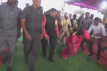 பாதம் இடறியதில் கீழே தவறி விழுந்த ஆளுநர் தமிழிசை சவுந்தரராஜன்