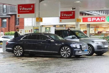 கோடி கோடியாகப் பணம் இருந்தும் பெற்றோலுக்காக 7 மணிநேரம்  காத்திருந்த உலகின் பிரபலம்!