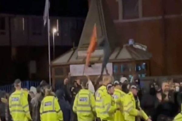 பிரித்தானியாவில் உள்ள இந்து கோவில் மீது வன்முறை தாக்குதல்! | Violent Attack On Hindu Temple In Britain
