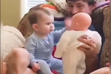 தனக்கு போட்டியாக வந்த பொம்மை: குழந்தை என நினைத்து சரமாரியாக திட்டித் தீர்க்கும் குழந்தை