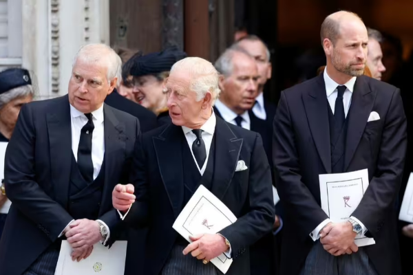 ஐந்து பெண்கள் மடியில் இளவரசர் ஆண்ட்ரூ: ஆத்திரத்தின் உச்சத்தில் மன்னர் | King Prince William Infuriated Photograph