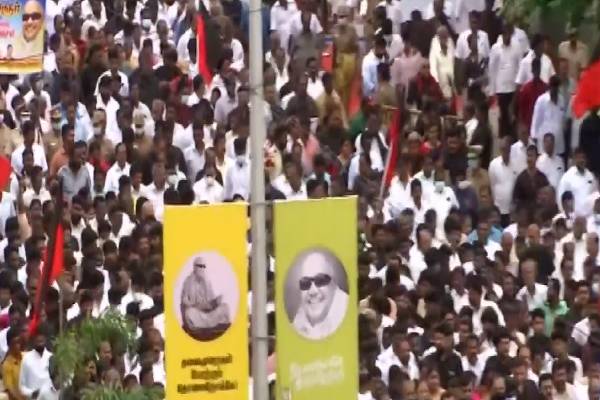 கலைஞரின் 4-ம் ஆண்டு நினைவுதினம்: முதல்வர் மு.க.ஸ்டாலின் தலைமையில் அமைதி பேரணி | Karunanidhi Memorial Day Cm Stalin கலைஞரின் 4-ம் ஆண்டு நினைவுதினம்: முதல்வர் மு.க.ஸ்டாலின் தலைமையில் அமைதி பேரணி | Karunanidhi Memorial Day Cm Stalin