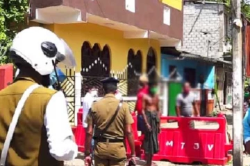 பூப்புனித நீராட்டு விழாவுக்கு வந்த குழுவை விரட்டிய அதிகாரிகள்