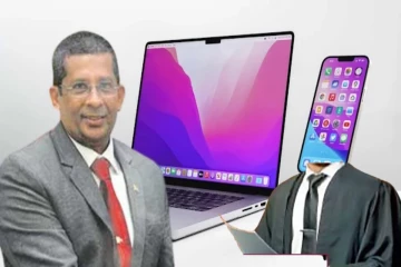 இராணுவத்தளபதியிடம் மடிக்கணனி மற்றும் கைபேசியை ஒப்படைத்த சுரேஷ் சலே