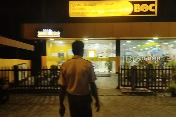 CDM இயந்திரம் இல்லாத இடத்தில் பொய்யாக பெயர்ப்பலகை வைத்த வங்கி ! | Journalist Threatened Over Fake Cdm Board