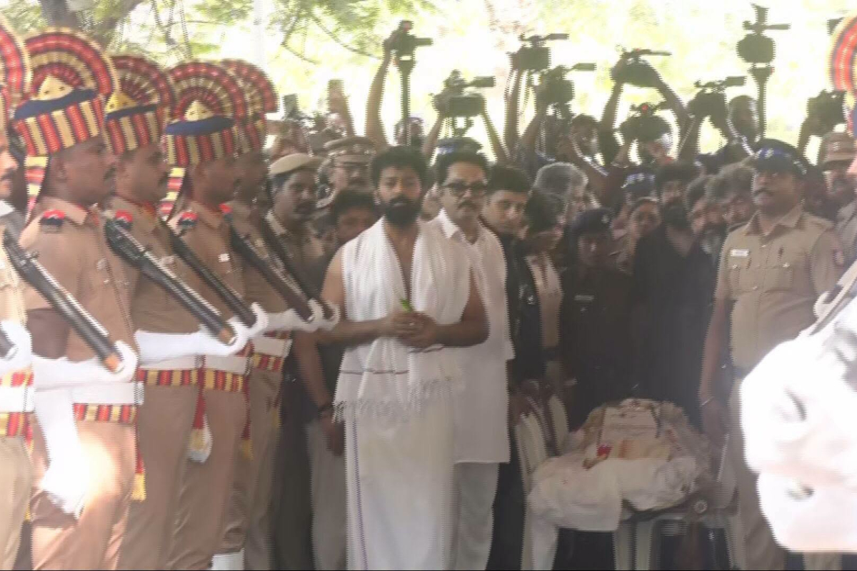 முழு அரசு மரியாதையுடன் பாக்யராஜின் இறுதிப்பயணம் | Bhagyaraj Laid To Rest With State Honours