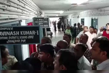 நீதிமன்றத்திற்குள் புகுந்து நீதிபதியை சரமாரியாக தாக்கிய போலீசார்