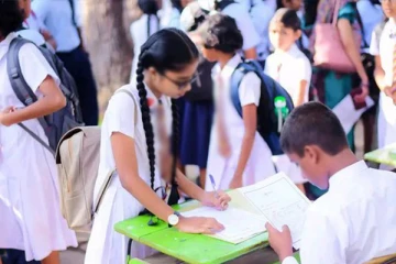 சக மாணவனுக்கு இனிப்பு வழங்கிய மாணவியால் நேர்ந்த விபரீதம்