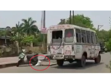 ஆம்புலன்ஸிலிருந்து நடுரோட்டில் திடீரென்று விழுந்த சடலம்: அலறி அடித்து ஓடிய மக்களின் வீடியோ