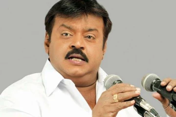 பிறந்தநாளில் நடிகர் விஜயகாந்தை கண்டு கண்ணீர்விட்ட ரசிகர்கள்- கேப்டன் இப்படி ஆகிவிட்டாரே, இன்றைய போட்டோ