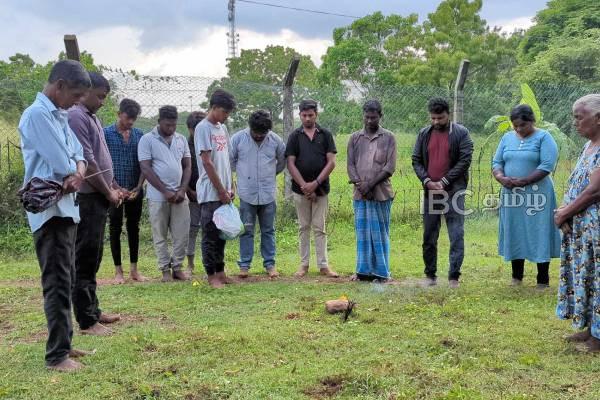 ஆலங்குளத்தில் மாவீரர் நினைவு நாளுக்கான சிரமதான பணிகள் தீவிரம்!(படங்கள்) | Maaveerar Memorial Day Clean Works