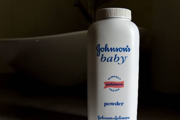 பவுடர் விற்பனையை நிறுத்துகிறது ஜான்சன் அண்ட் ஜான்சன்  : காரணம் என்ன? | Johnson Drops Talcum Powder Lawsuits Mount