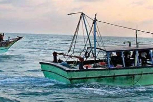 யாழ்.கடற்பரப்பில் 12 இந்திய கடற்றொழிலாளர்கள் கைது | 12 Indian Fishermen Arrested Jaffna