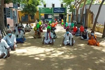 ஒரு வருடமாக குடிநீர் வசதி இல்லை - வீதியில் இறங்கி போராடிய பொதுமக்கள்