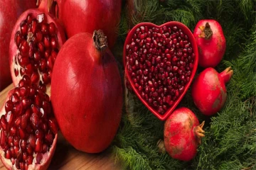 யாரெல்லாம் மாதுளம் பழம் சாப்பிட கூடாது? கட்டாயம் தெரிஞ்சிக்கோங்க