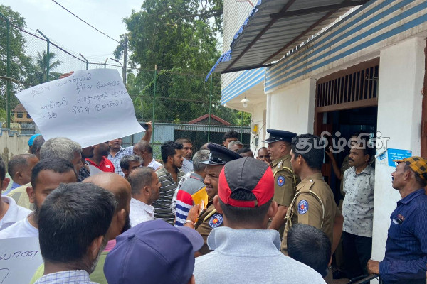 எரிபொருள் கோரி வீதிக்கு இறங்கிய கல்முனை முச்சக்கரவண்டி உரிமையாளர்கள் (Photos) | Kalmunai Three Wheel Drivers Protest