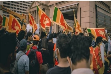 மக்கள் போராட்டத்திற்கு ஊடகவியலாளர்களுக்கு அழைப்பு: கோட்டை புகையிரத நிலையம் அருகே பேரணி (Photos)