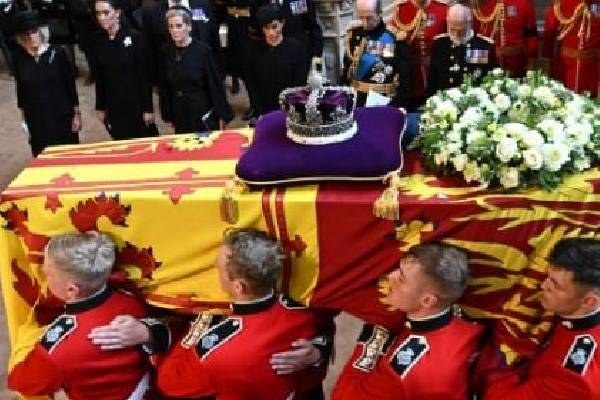 இங்கிலாந்து ராணியின் சவப்பெட்டி மீது போர்த்தப்பட்ட கொடியில் இவ்வளவு அர்த்தம் இருக்கா.? | History Of The Flag Covering Queen Elizabeth