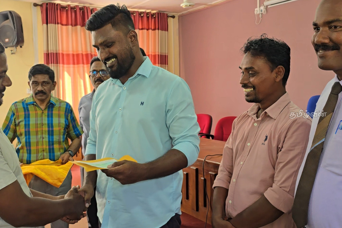 ஈஸ்டர் குண்டுத் தாக்குதல் குறித்து ரவூப் ஹக்கீம் ஏன் பயப்பட வேண்டும்.. எழுப்பப்படும் கேள்வி! | Should Rauff Hakeem Afraid Of Easter Bombings ஈஸ்டர் குண்டுத் தாக்குதல் குறித்து ரவூப் ஹக்கீம் ஏன் பயப்பட வேண்டும்.. எழுப்பப்படும் கேள்வி! | Should Rauff Hakeem Afraid Of Easter Bombings