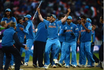 கடைசி 11 பந்தில் 6 சிக்ஸர் விரட்டிய யுவராஜ்! இறுதி போட்டிக்குள் நுழைந்த இந்தியா: மேற்கிந்திய தீவு போராடி தோல்வி