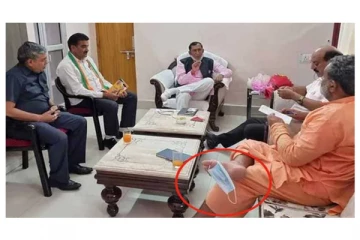 தனது முகக்கவசத்தை கழட்டி கால் கட்டை விரலில் தொங்கவிட்ட அமைச்சர் - வறுத்தெடுக்கும் நெட்டிசன்கள்!