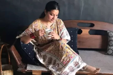 திருமணமாகாமல் 40 வயதில் கர்ப்பம்..இரட்டை குழந்தையில் ஒரு குழந்தை இறப்பு!! யார் இந்த நடிகை..