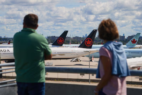 அமெரிக்காவின் நடவடிக்கையால் கனேடிய விமானப் பயணிகள் பாதிப்பு | Canadian Air Passengers Affected By Us Action அமெரிக்காவின் நடவடிக்கையால் கனேடிய விமானப் பயணிகள் பாதிப்பு | Canadian Air Passengers Affected By Us Action