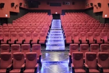 நேரத்தை வீணாக்கியதாக பிரபல திரையரங்கம் மீது வழக்குத் தொடர்ந்த நபர்: நீதிமன்றம் அதிரடி